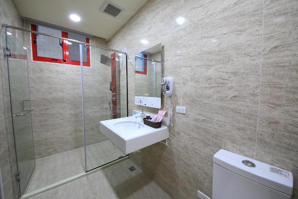 花蓮亮君經典民宿1館加2館民宿-東大門夜市-電梯包棟bright King Homestay Hualien Eksteriør billede