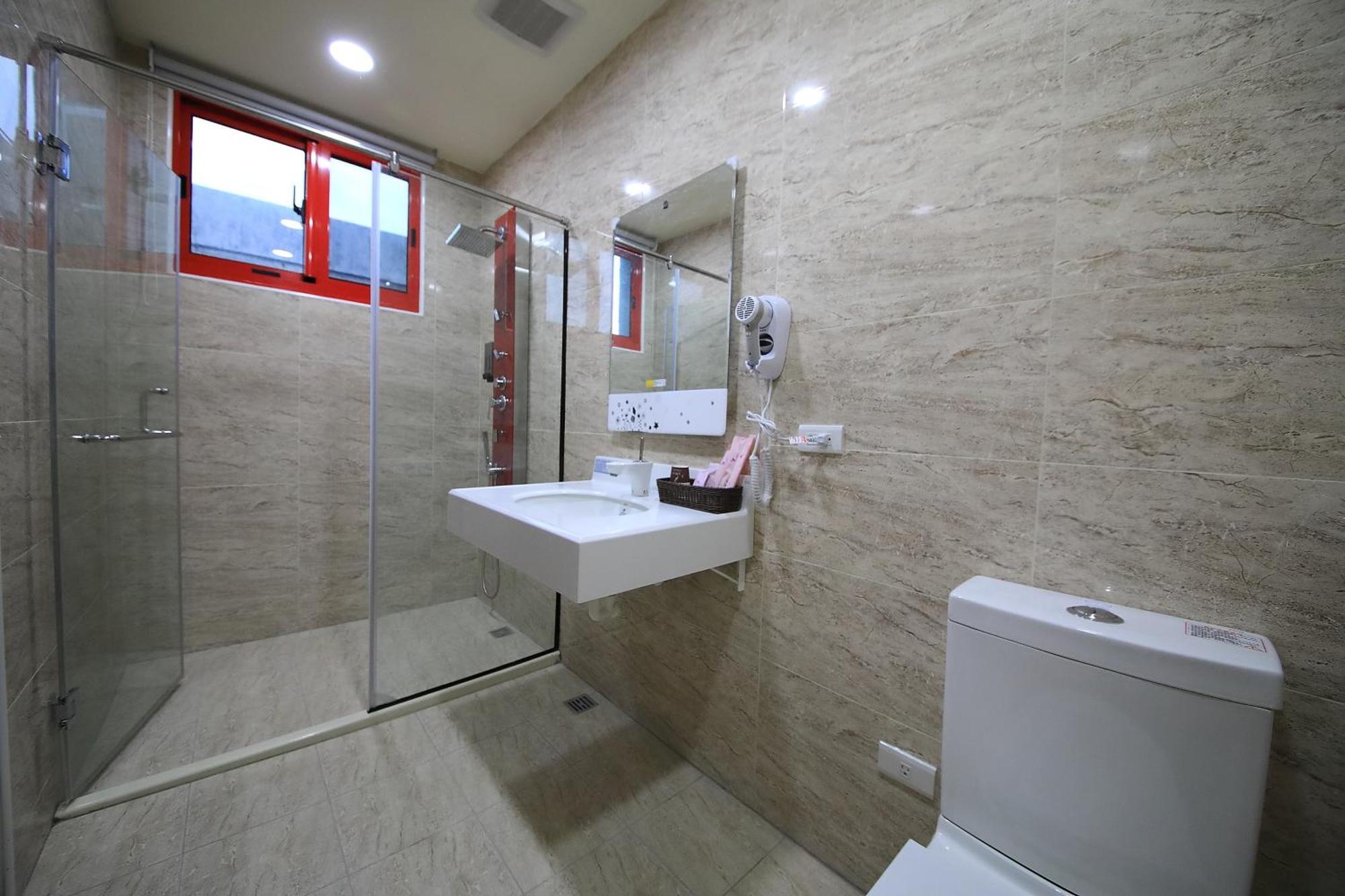 花蓮亮君經典民宿1館加2館民宿-東大門夜市-電梯包棟bright King Homestay Hualien Værelse billede