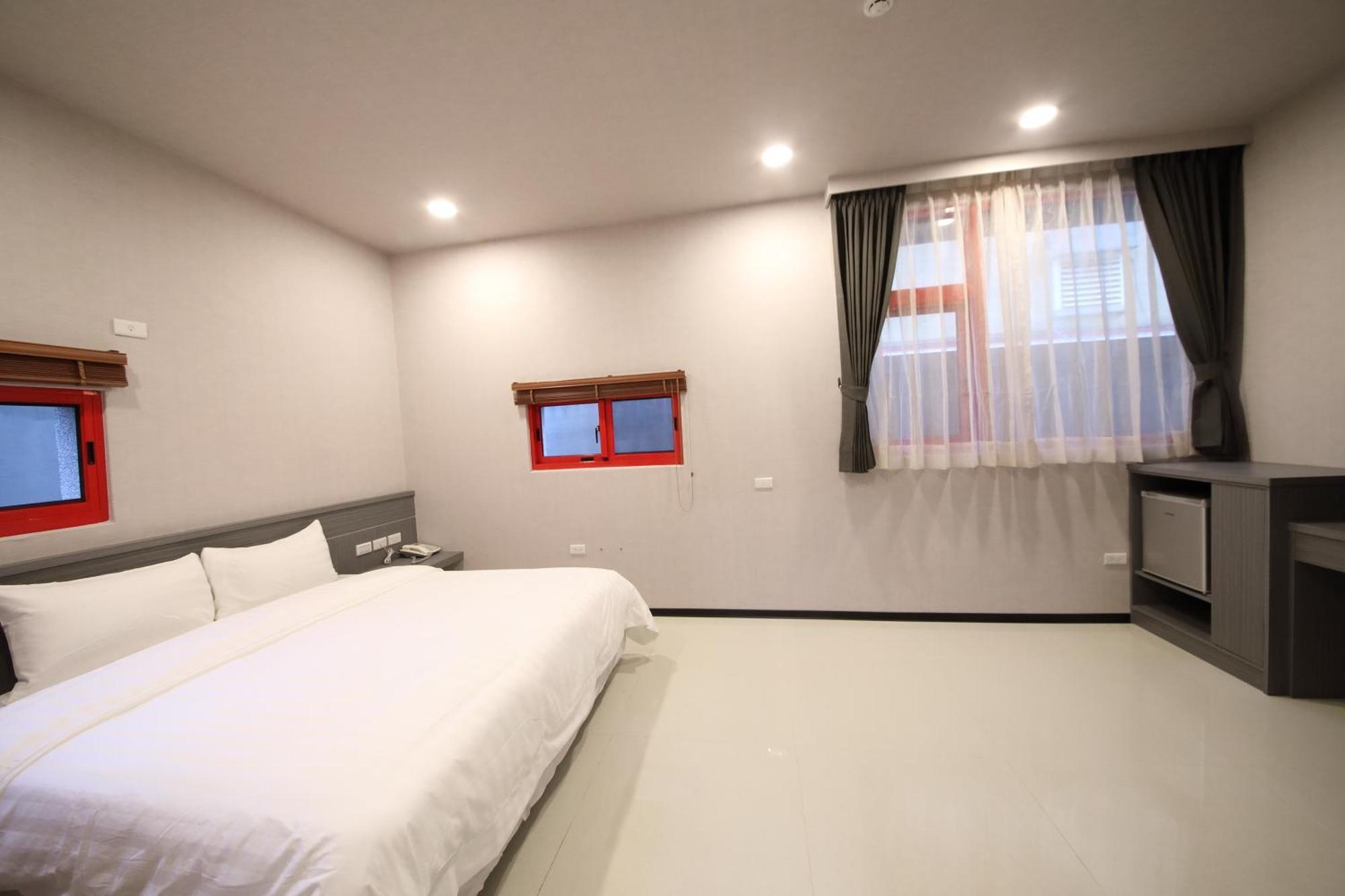 花蓮亮君經典民宿1館加2館民宿-東大門夜市-電梯包棟bright King Homestay Hualien Værelse billede