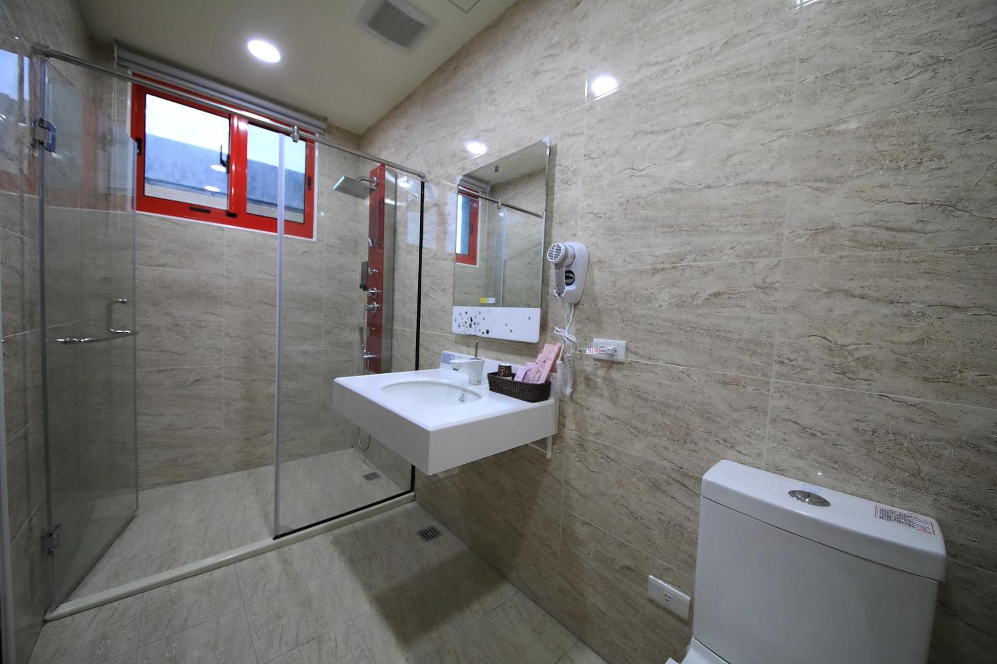 花蓮亮君經典民宿1館加2館民宿-東大門夜市-電梯包棟bright King Homestay Hualien Værelse billede